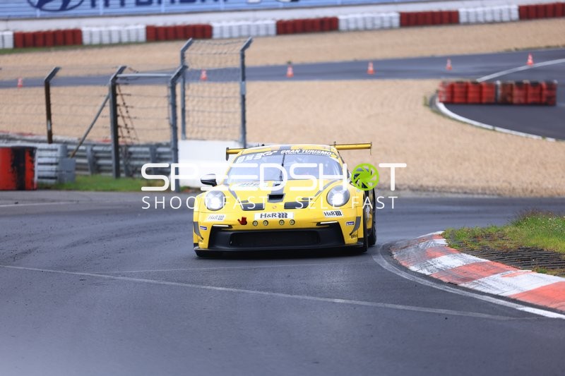 Gelber Rennwagen auf der Nürburgring Nordschleife