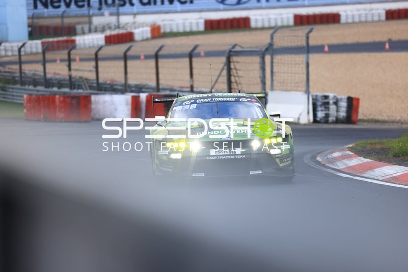 Rennwagen auf der Nürburgring-Strecke