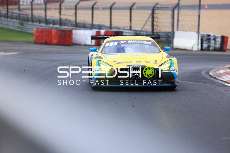 Mercedes-AMG fährt auf der Rennstrecke am Nürburgring