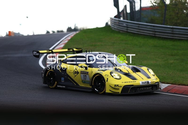 Rennwagen mit Startnummer 17 auf der Nordschleife