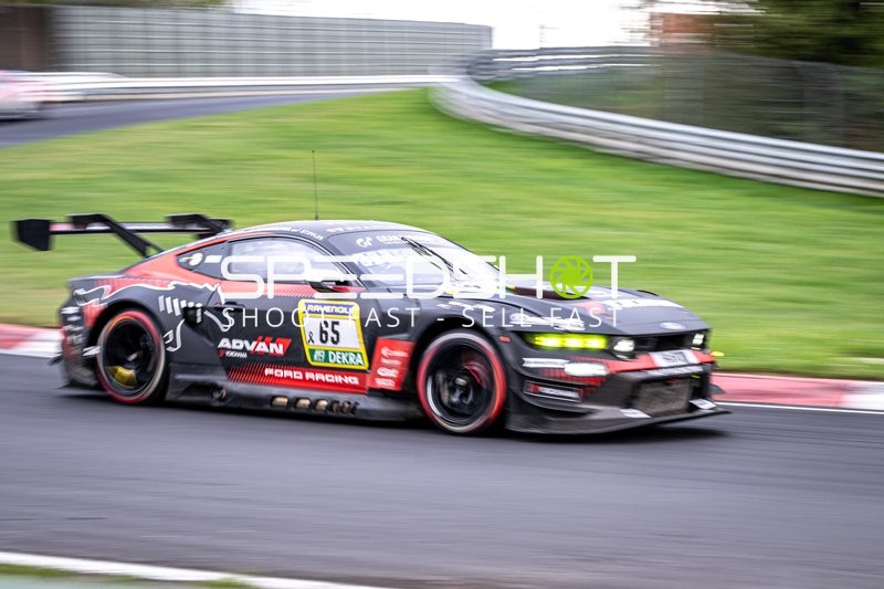 Schnelle Kurvenfahrt beim Nürburgring Qualifier