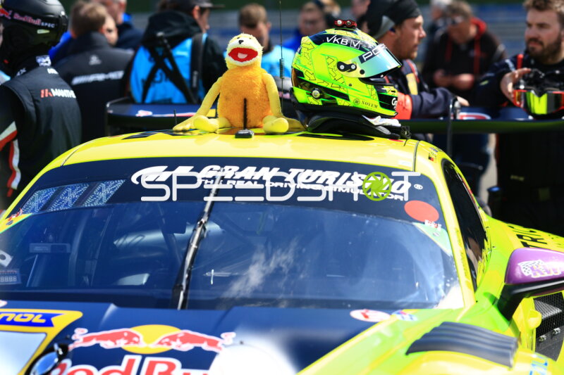 Fahrzeug mit Helm und Plüschfigur am Nürburgring