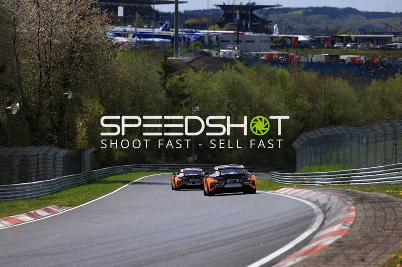 Rennfahrzeuge auf der Strecke am Nürburgring