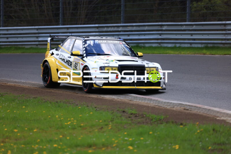 Rennwagen mit Startnummer 62 auf dem Nürburgring