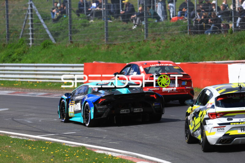 Actionreiche Szene beim ADAC RAVENOL 24h Nürburgring Qualifiers