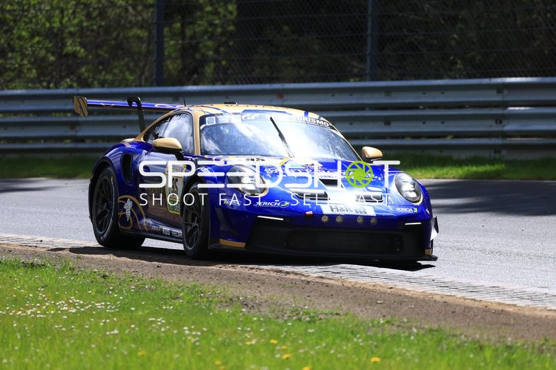 Rennwagen mit Startnummer 95 auf dem Nürburgring