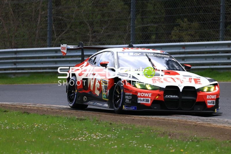 Rennwagen Kelvin Van der Linde & Max Hesse & Dan Harper & Jordan Pepper (ROWE RACING) auf der Strecke