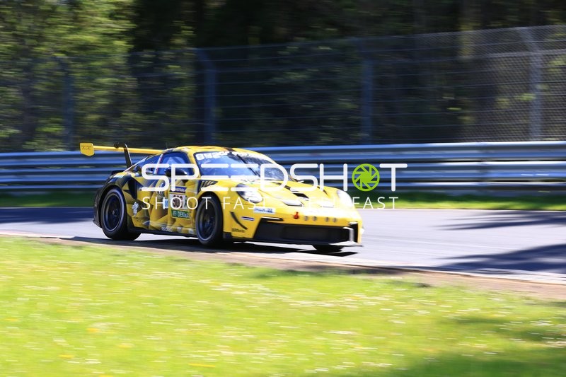 Schnelle Kurvenfahrt am Nürburgring