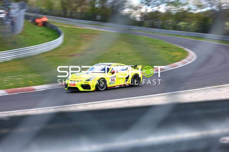 Schnelle Kurvenfahrt beim ADAC RAVENOL 24h Nürburgring Qualifiers