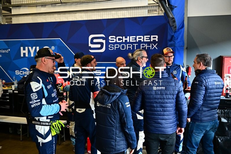 Scherer Sport PHX Team in der Boxengasse