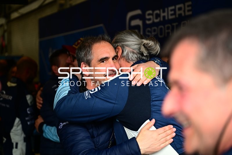 Emotionale Teamumarmung bei den 24h Nürburgring Qualifiers