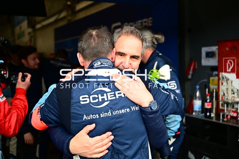 Emotionale Szene in der Boxengasse