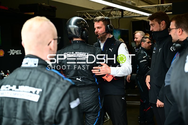 Schubert Motorsport in der Boxengasse