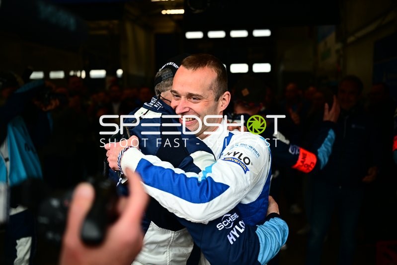 Emotionale Szene bei den 24h Nürburgring Qualifiers