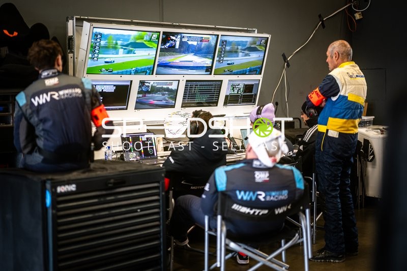 Boxencrew bei den 24h Nürburgring Qualifiers