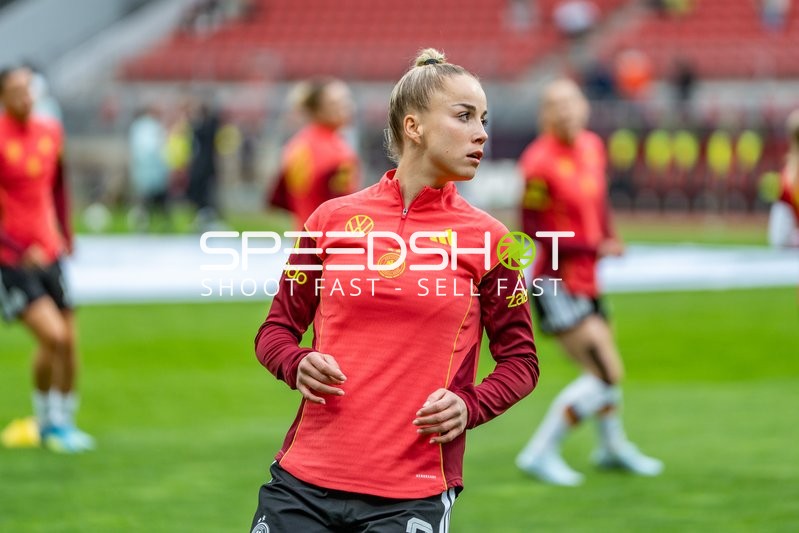 Spielerinnen von {95} beim Aufwärmen