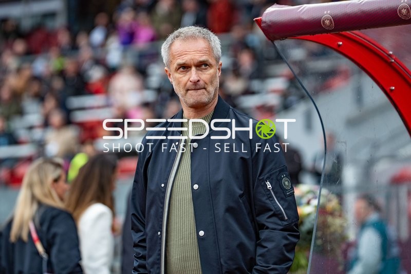 Person an der Seitenlinie