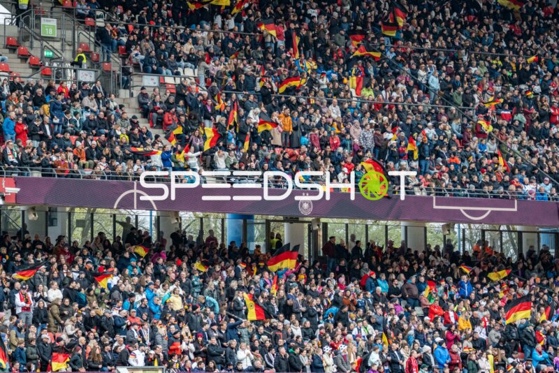 Begeisterte Fans im Stadion