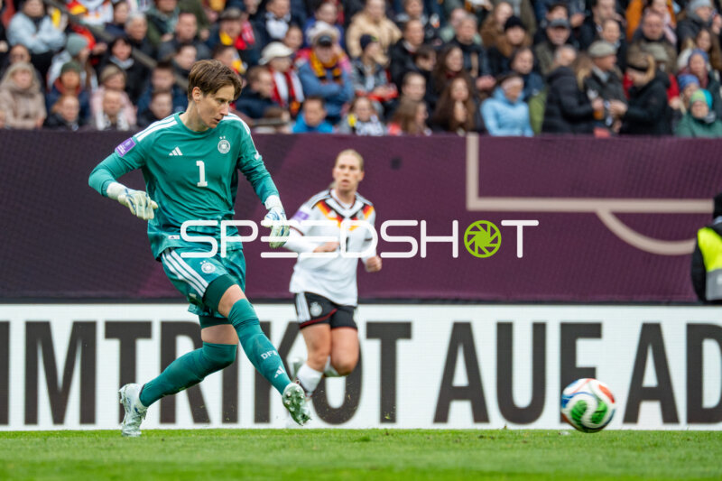 Torwart 1; Unbekannt am Ball