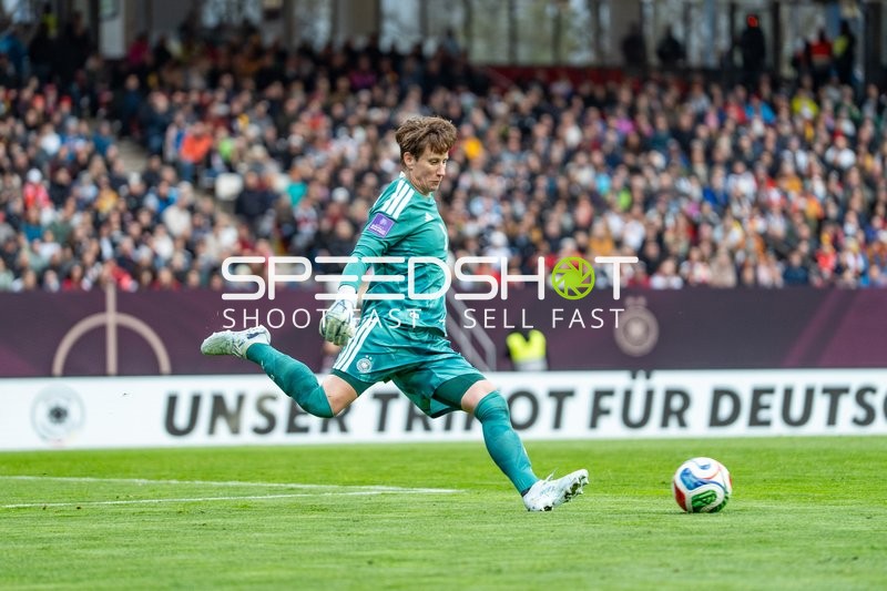 Torwartin beim Abschlag