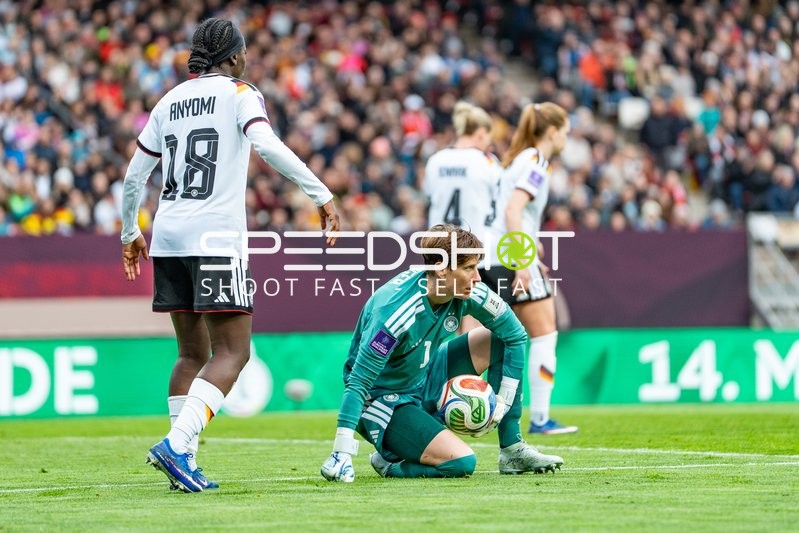 Torwart sichert Ball