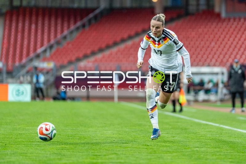 Spielerin von {95} am Ball