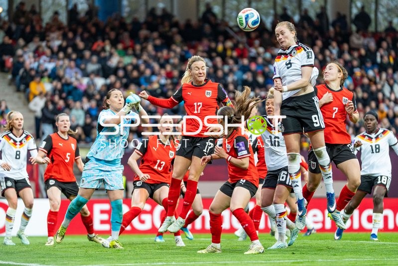 Kopfball-Duell im Strafraum