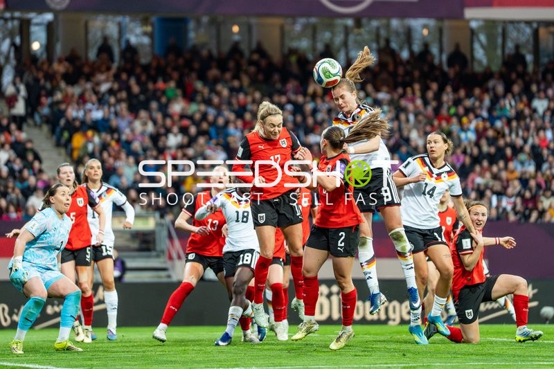 Kopfball-Duell vor dem Tor