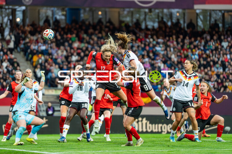 Kopfballduell im Strafraum