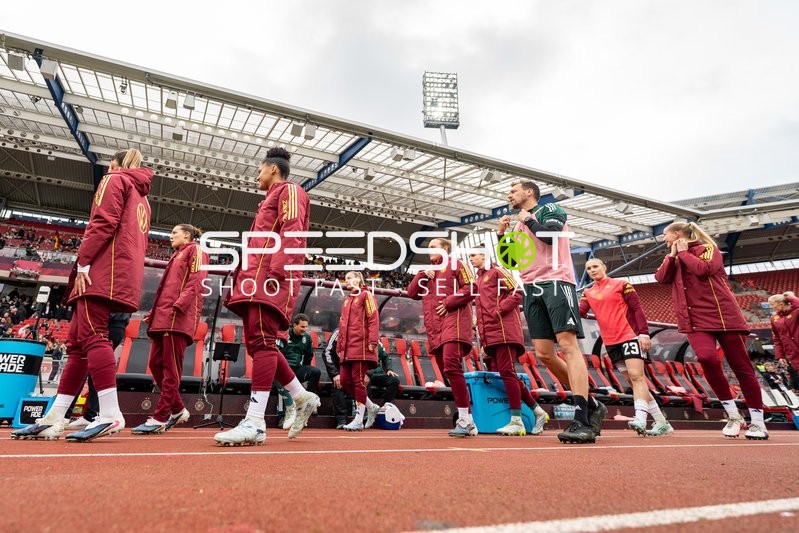 Spielerinnen von {95} beim Aufwärmen