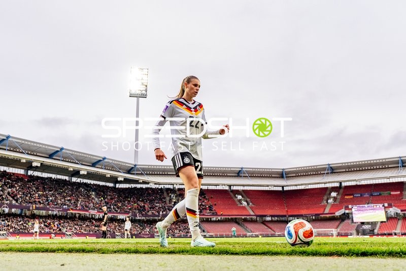 Freistoßvorbereitung Nummer 22