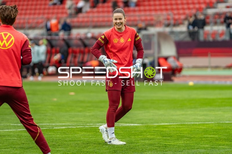 Torwartin von {95} beim Aufwärmen