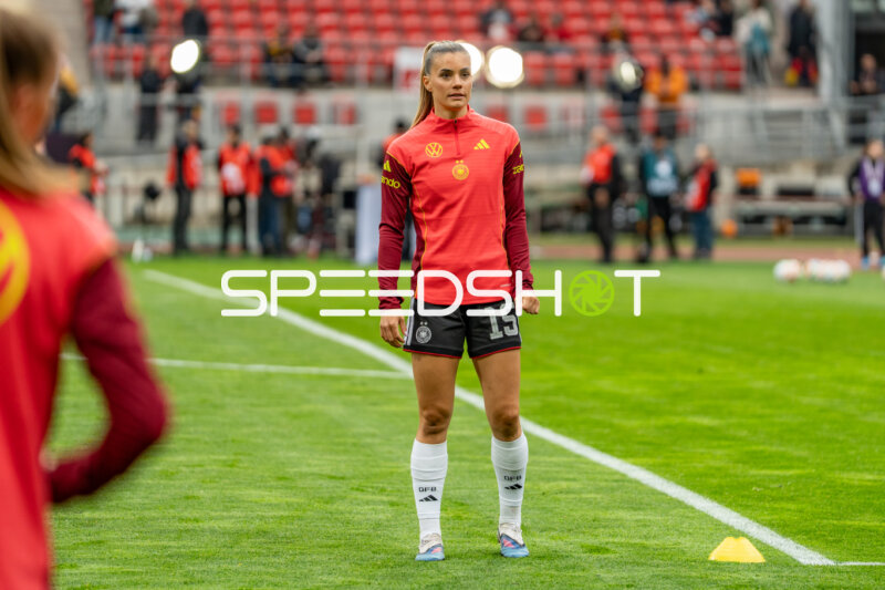 Spielerin von {95} beim Aufwärmen