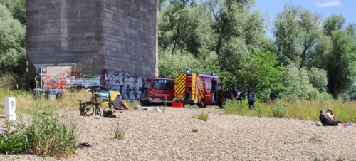 Einsatz an Rheinbrücke: Feuerwehr bei Suche nach vermisster Person