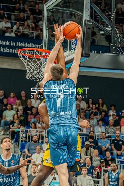 Blockversuch mit Dusan Neskovic (7; MLP Academics Heidelberg) und Osun Osunniyi (12; MLP Academics Heidelberg)