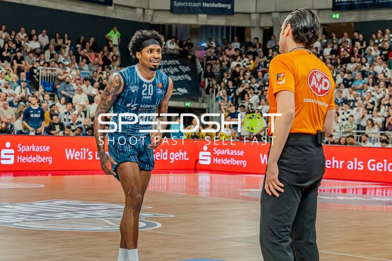 Michael Weathers (20; MLP Academics Heidelberg) im Gespräch mit Schiedsrichter