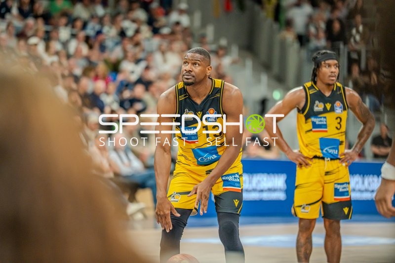 Yorman Polas Bartolo (13; MHP Riesen Ludwigsburg) und Stefan Smith (3; MHP Riesen Ludwigsburg) auf dem Spielfeld