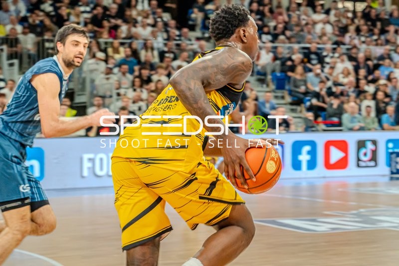 Basketball-Spielszene mit Booker Coplin (9; MHP Riesen Ludwigsburg) und Mateo Seric (21; MLP Academics Heidelberg)