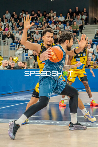 Dribbling von Brandon Tischler (24; MHP Riesen Ludwigsburg) gegen Marcel Keßen (15; MLP Academics Heidelberg)