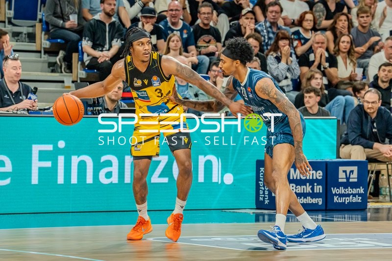 Zweikampf zwischen Stefan Smith (3; MHP Riesen Ludwigsburg) und Michael Weathers (20; MLP Academics Heidelberg)