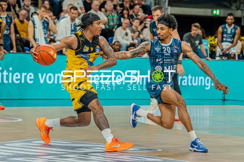 Zweikampf zwischen Stefan Smith (3; MHP Riesen Ludwigsburg) und Michael Weathers (20; MLP Academics Heidelberg)