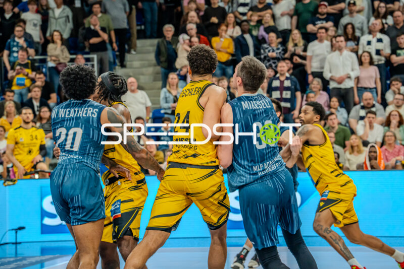 Zweikampf um den Ball mit Michael Weathers (20; MLP Academics Heidelberg) und Brandon Tischler (24; MHP Riesen Ludwigsburg)