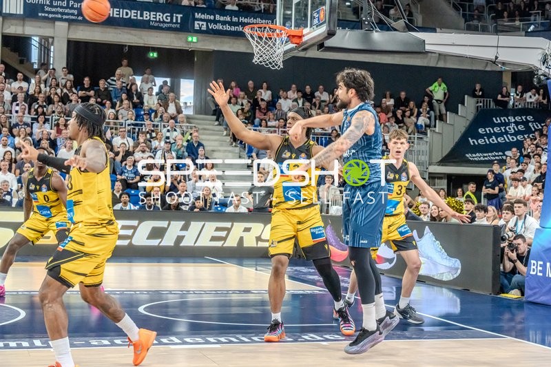 Wurfversuch von Marcel Keßen (15; MLP Academics Heidelberg) gegen Verteidigung