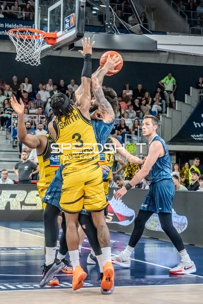 Korbversuch mit Ryan Mikesell (33; MLP Academics Heidelberg) gegen Stefan Smith (3; MHP Riesen Ludwigsburg)