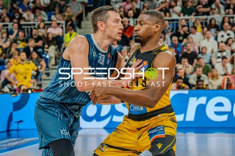 Zweikampf zwischen Ryan Mikesell (33; MLP Academics Heidelberg) und Yorman Polas Bartolo (13; MHP Riesen Ludwigsburg)