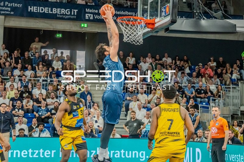 Dunk von Marcel Keßen (15; MLP Academics Heidelberg) gegen Stefan Smith (3; MHP Riesen Ludwigsburg) und Elijah Hughes (7; MHP Riesen Ludwigsburg)