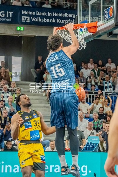 Dunk von Marcel Keßen (15; MLP Academics Heidelberg) über Maxwell Dongmo Temoka (39; MHP Riesen Ludwigsburg)