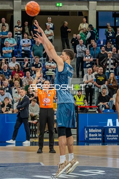 Wurf von Samuell Williamson (10; MLP Academics Heidelberg) mit Mikko Riipinen (999; MHP Riesen Ludwigsburg) im Hintergrund