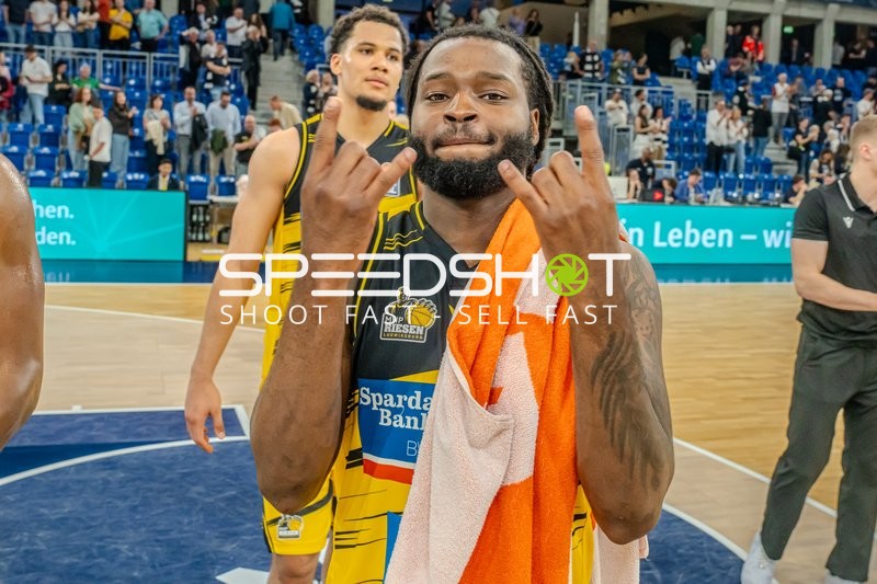 Brandon Tischler (24; MHP Riesen Ludwigsburg) und Traveon Buchanan (2; MHP Riesen Ludwigsburg) auf dem Spielfeld