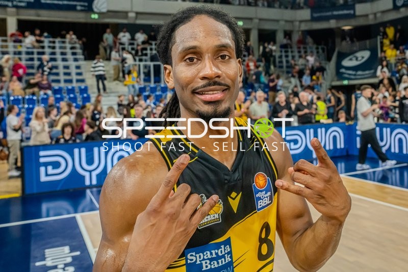 8; MHP Riesen Ludwigsburg zeigt Handzeichen